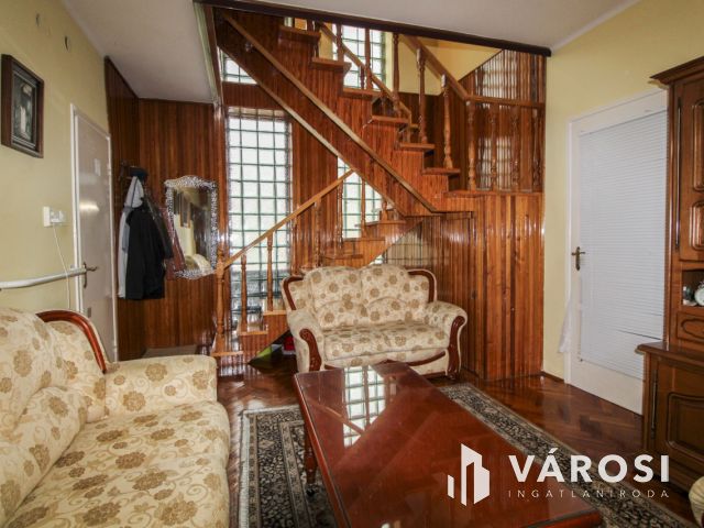 Két szint, tágas élettér és privát medence