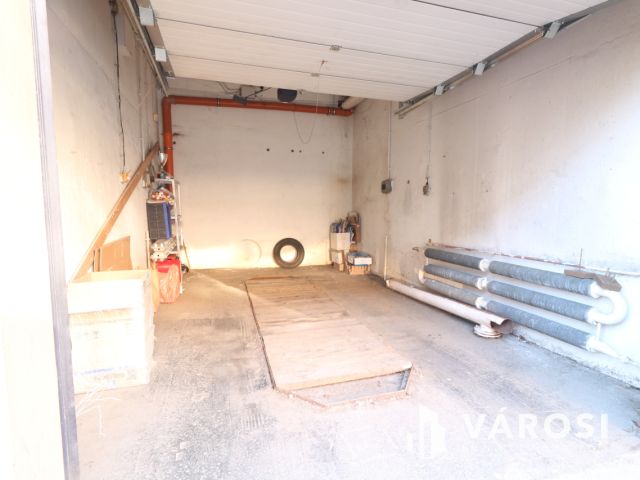 Belvárosi garázs , a Szilágyi utcában eladó.