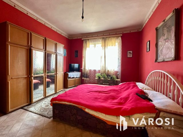 Károlyi csendes részén, felújítandó családi ház eladó!