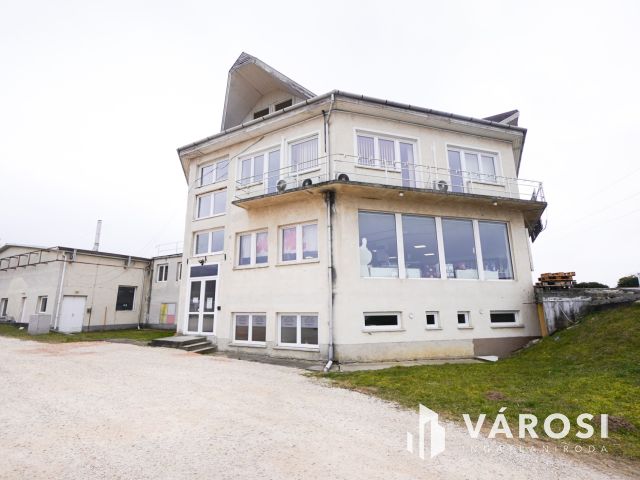 Többfunkciós üzlethelyiség Vértesszőlősön!