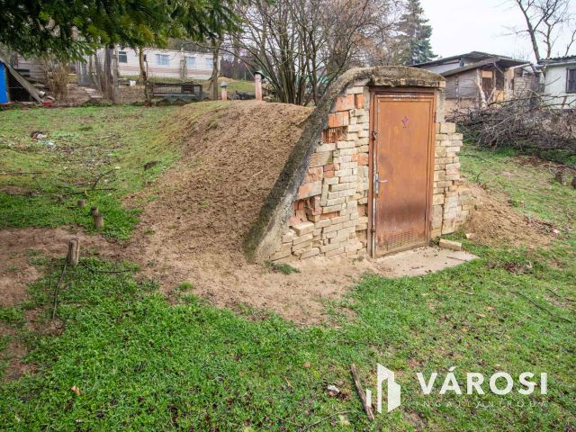 Pihenésre, gazdálkodásra, ottlakásra alkalmas zártkert