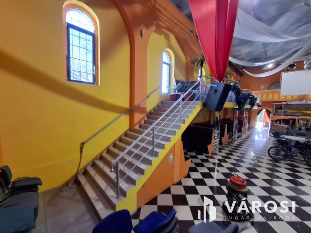 Működő DISCÓ épület, autószerelő műhely, telephely egyben