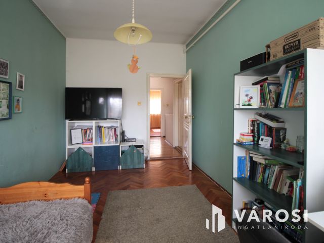 Közkedvelt utcában ikerház eladó!