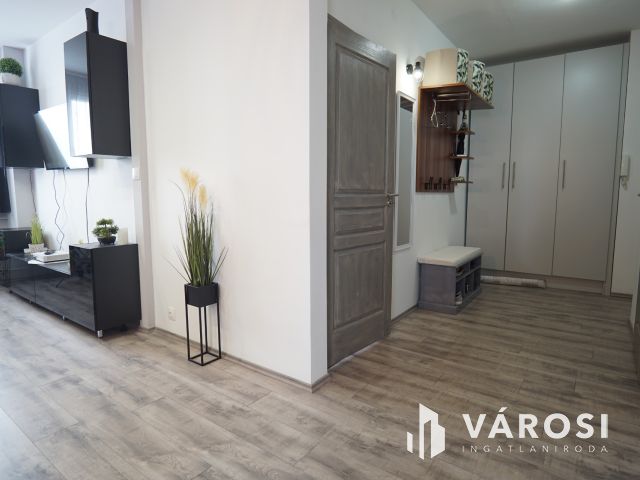 Belváros közeli, igényes lakás a hetediken!