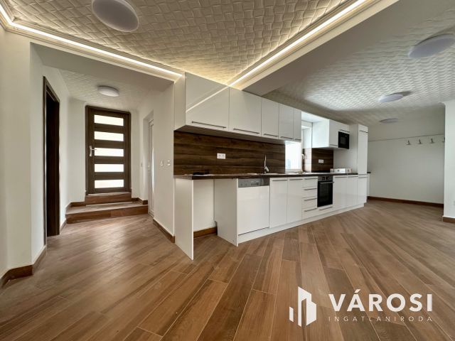 Kulcsrakész, frissen felújított családi ház eladó!