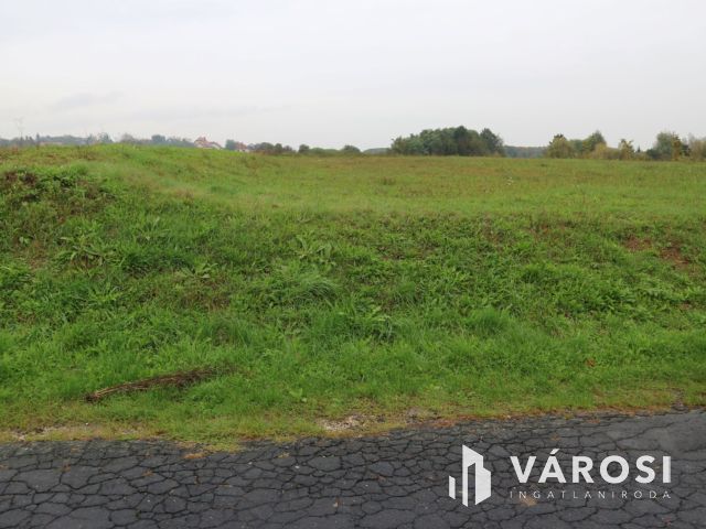 Kemestaródfa központjában beépíthető  üres telek eladó.