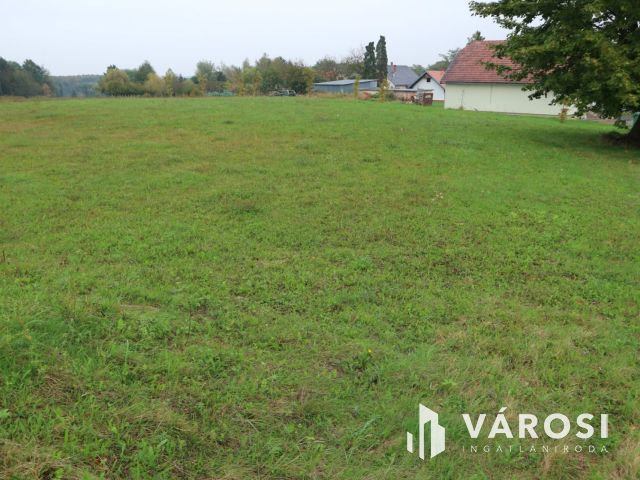 Kemestaródfa központjában beépíthető  üres telek eladó.