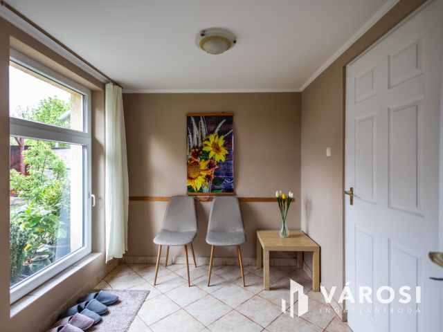 Praktikus elrendezésű ház parkosított kerttel a belvárosban