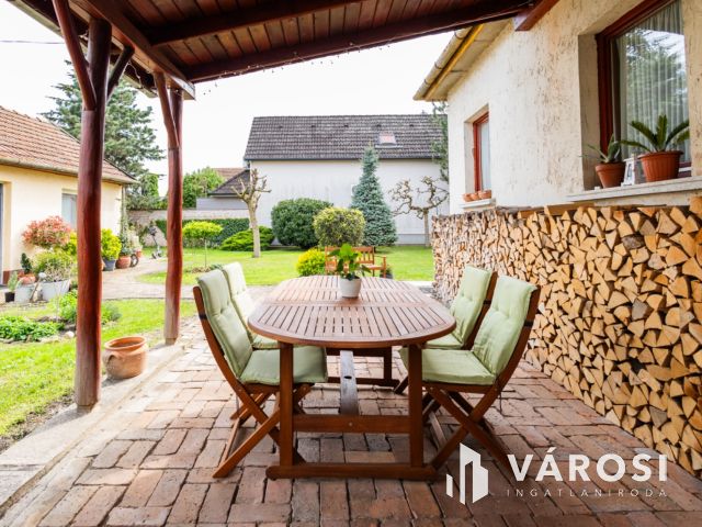 Praktikus elrendezésű ház parkosított kerttel a belvárosban