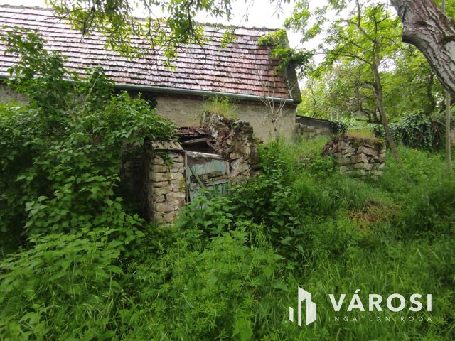 Telek, bazaltkő építőanyaggal Kékkúton eladó