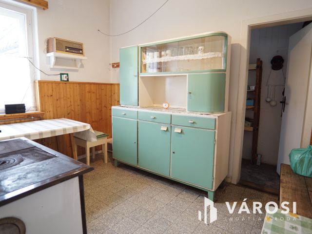 Murakeresztúron családi ház, nagy telekkel!