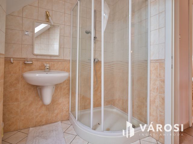 Újszerű családi ház, dupla garázzsal, gyönyörű udvarral