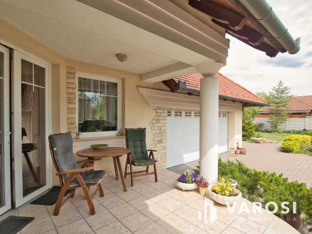 Újszerű családi ház, dupla garázzsal, gyönyörű udvarral