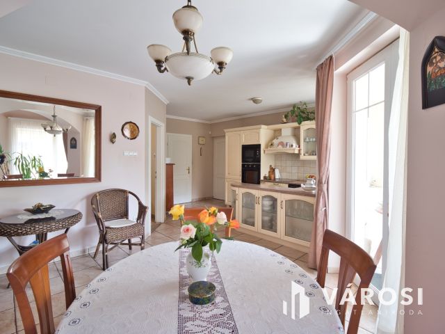 Újszerű családi ház, dupla garázzsal, gyönyörű udvarral