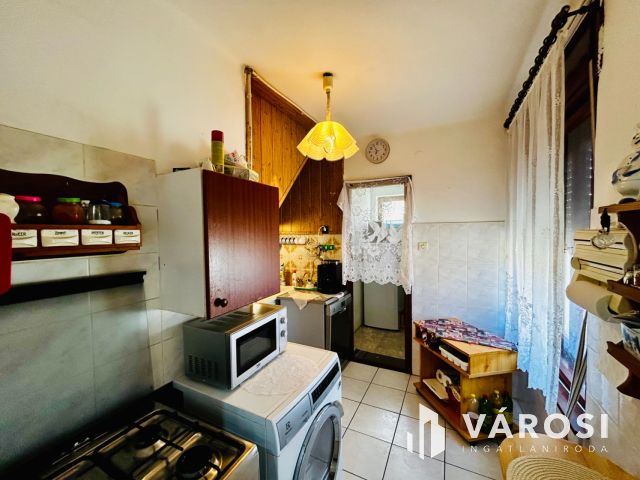 Nagy, felújított családi ház Egyházasgergén