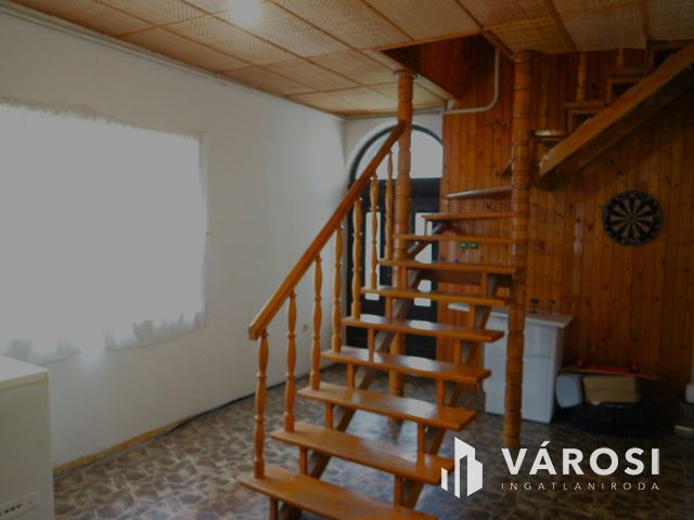 Répcelak központi,csendes,2 gener. felújítandó szintes ház