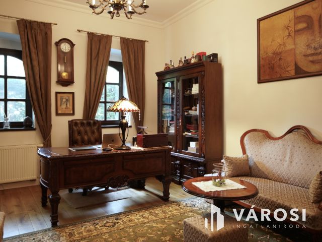 Kúria eladó Zsombón, birtokkal és naperőművel!