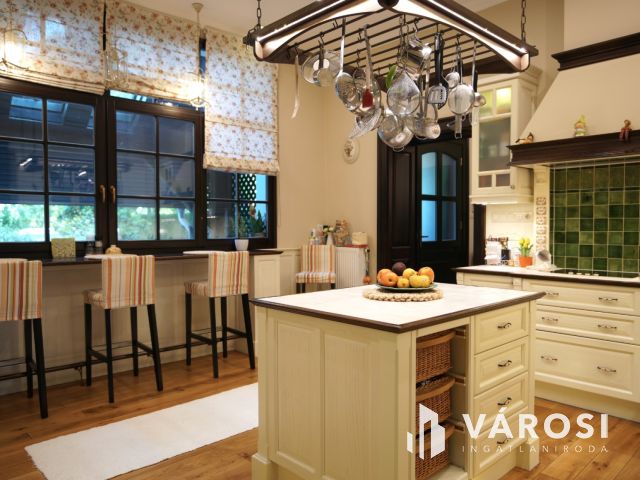 Kúria eladó Zsombón, birtokkal és naperőművel!