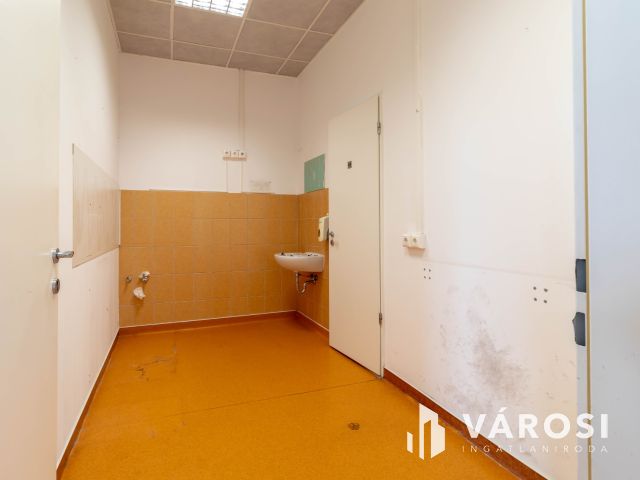 Csepel HÉV állomástól 2 percre 132 m2-es irodablokk kiadó