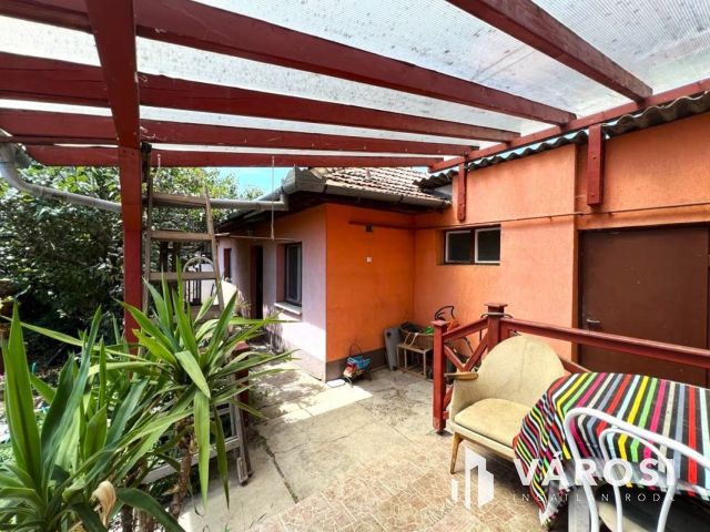 Kétgenereciós családi ház, sok lehetőség, csendes utca