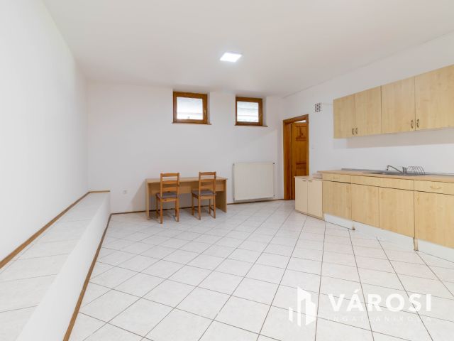 4 szintes, 330 m²-es, önálló irodaház a Tisztviselőtelepen