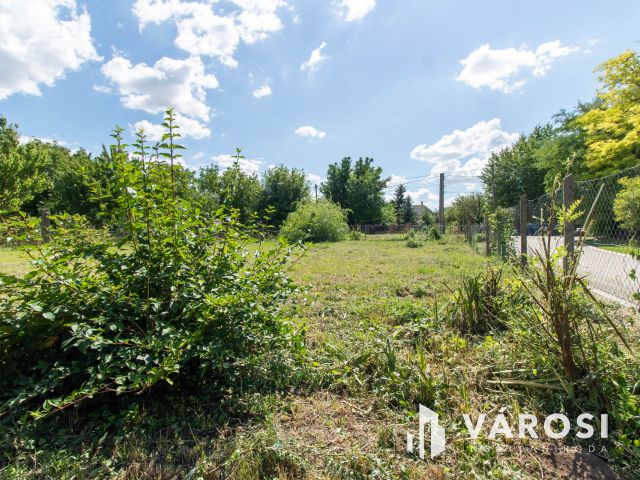 Saroktelek, fejlődő lakókörnyezetben Tinnyén eladó !