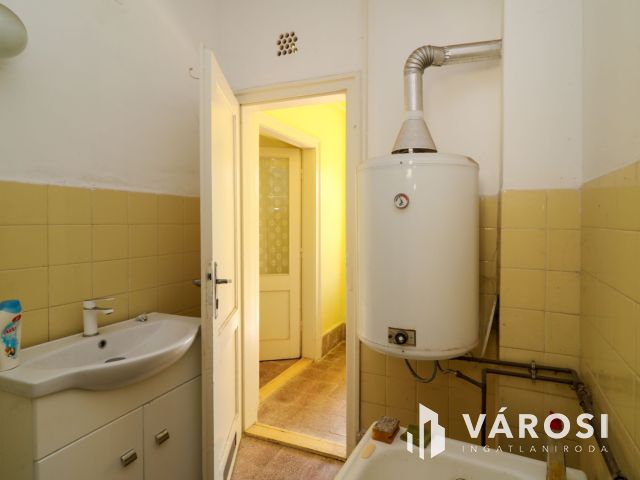 Mezőhegyesen eladó kis ház, jó helyen!