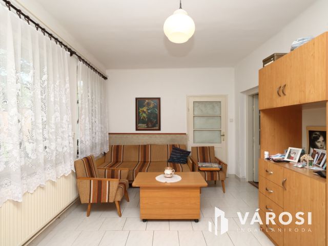 Kétgenerációs téglaház a Jókain.