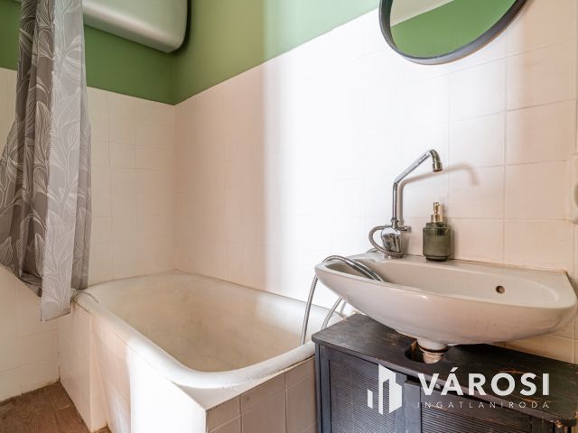 A lengyelek jóbarátok - eladó családi ház -