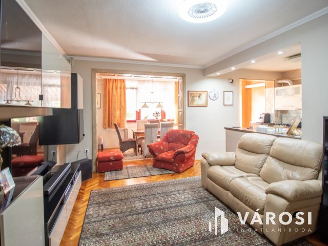 Eladó sorház saját udvarral és garázzsal