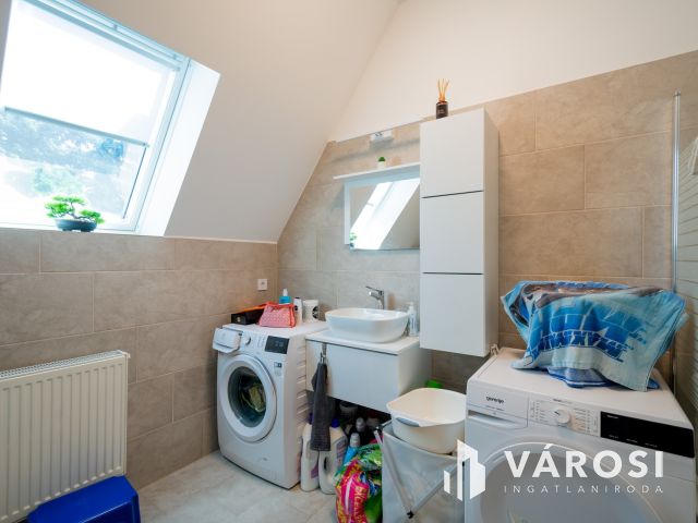 Eladó társasház Gödön: 4 üzlet + 3 lakás