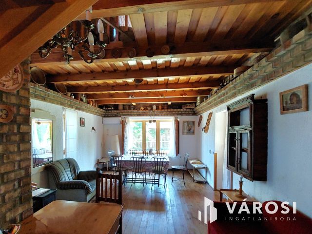 Toszkán hangulatú VíZPARTI HÁZ fürdőövezetben, napelemekkel