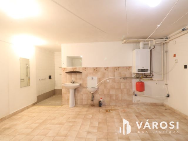 Irodának is alkalmas családi ház felsővároson!