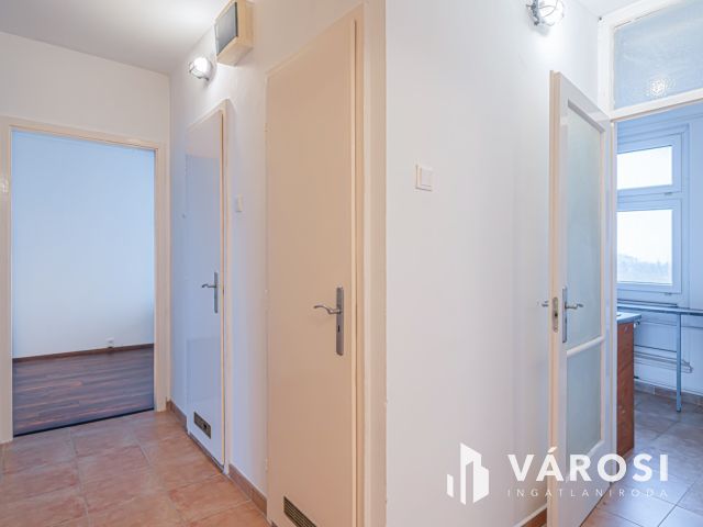 3 különnyíló szobás, panelprogramos lakás - felső szinten