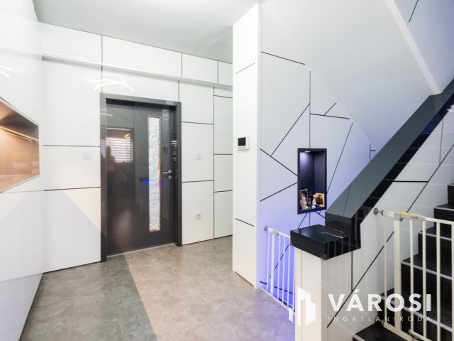 Modern stílusú ikerház, egyedi bútorokkal a belvárosban