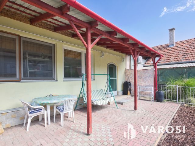 Belvárosi, 54 m2-es házrész eladó