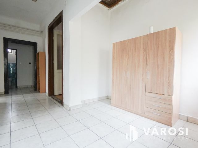 Vecsés központi részén 2 lakásos családi ház!