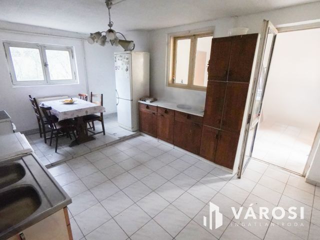 Vecsés központi részén 2 lakásos családi ház!