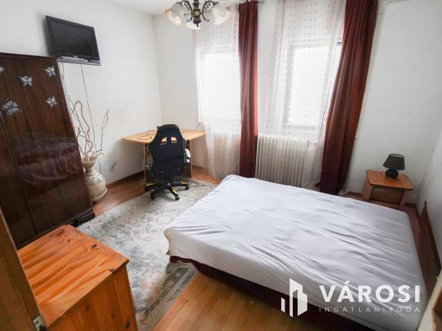 Vecsés központi részén 2 lakásos családi ház!