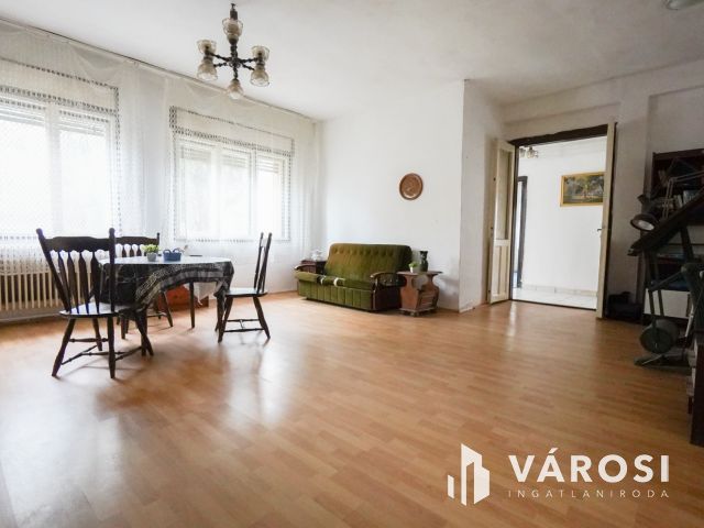 Vecsés központi részén 2 lakásos családi ház!