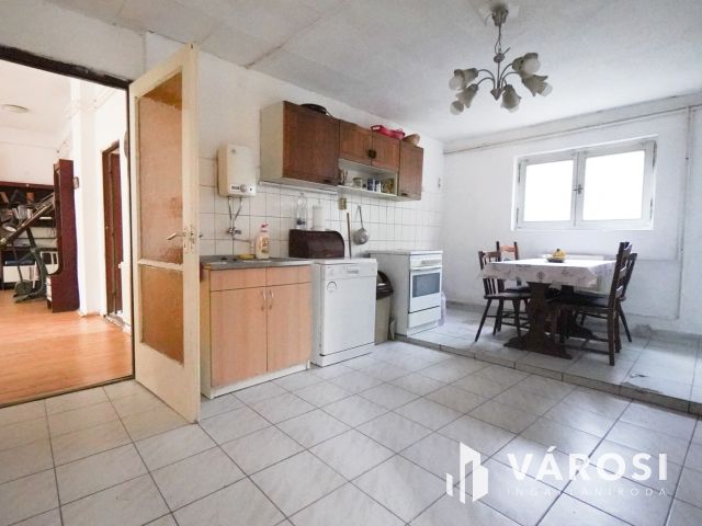 Vecsés központi részén 2 lakásos családi ház!