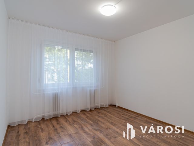 TELJESEN FELÚJÍTOTT LAKÁS AMERIKAI KONYHÁVAL TARJÁNBAN