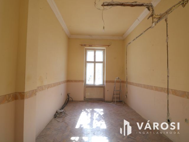 Felújítandó 95 nm-es lakkás.