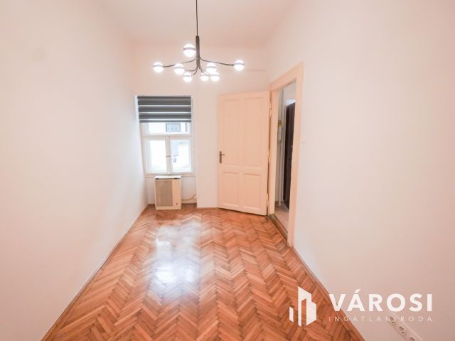 Remek elhelyezkedéssel a Váralja utcában!