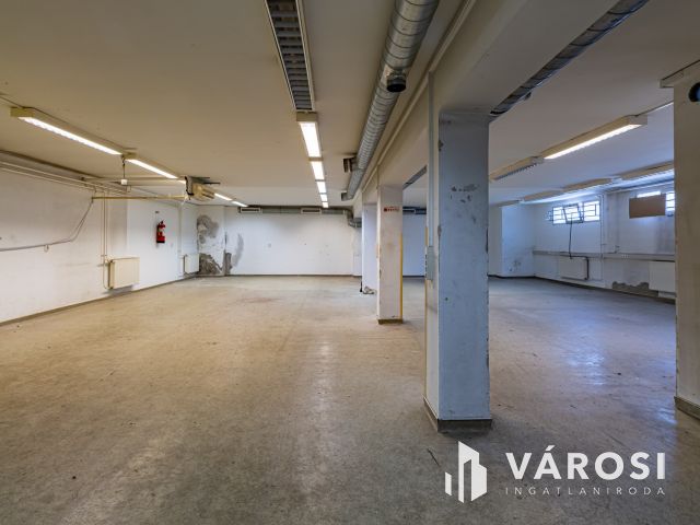 Főként raktárnak vagy műhelynek alkalmas helyiség kiadó