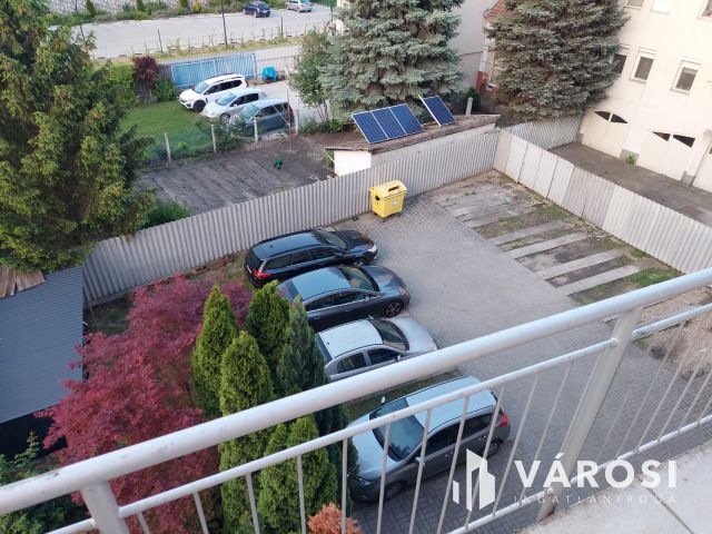 Csinos tégla lakás, autóbeállóval.