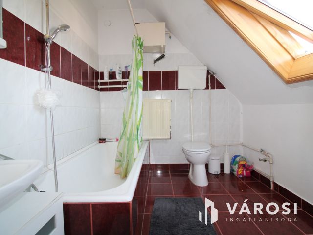 Kétszintes ház Gyulaváriban garázzsal.