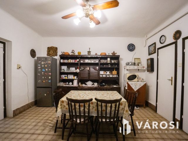 Családi ház a Holt-Duna partján, osztható telekkel!