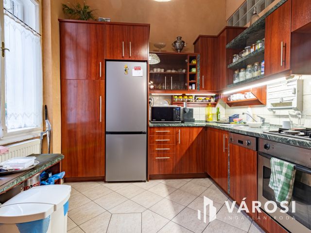 Nagy lakás a Vígszínházzal szemben a nagykörúton