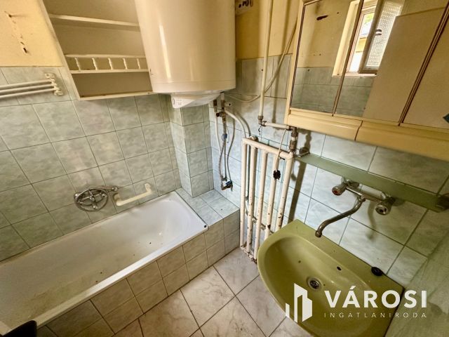 Csendes kertvárosi utcában felújítandó családi ház eladó!